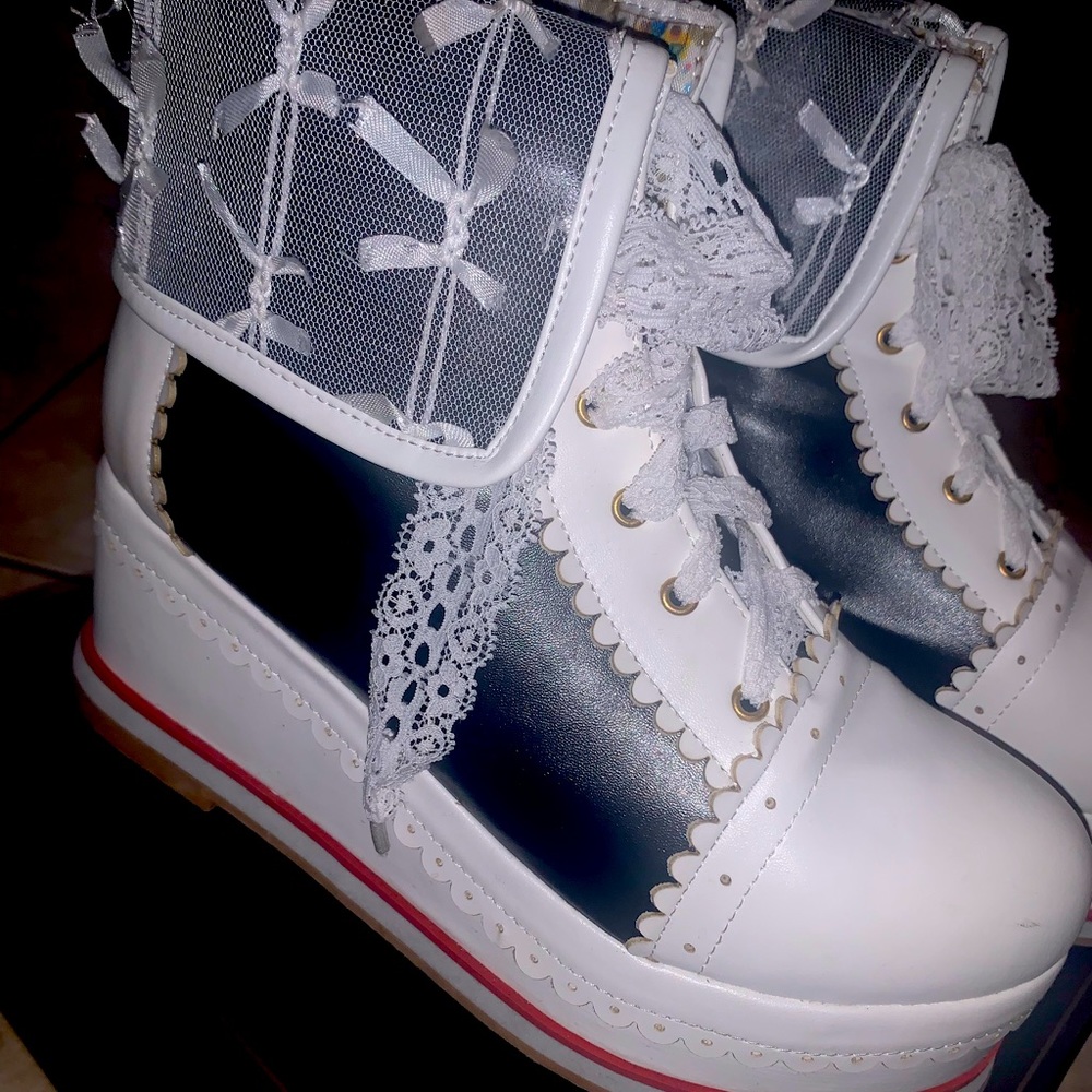 Super cute chunky platform booties. Super light and comfortable